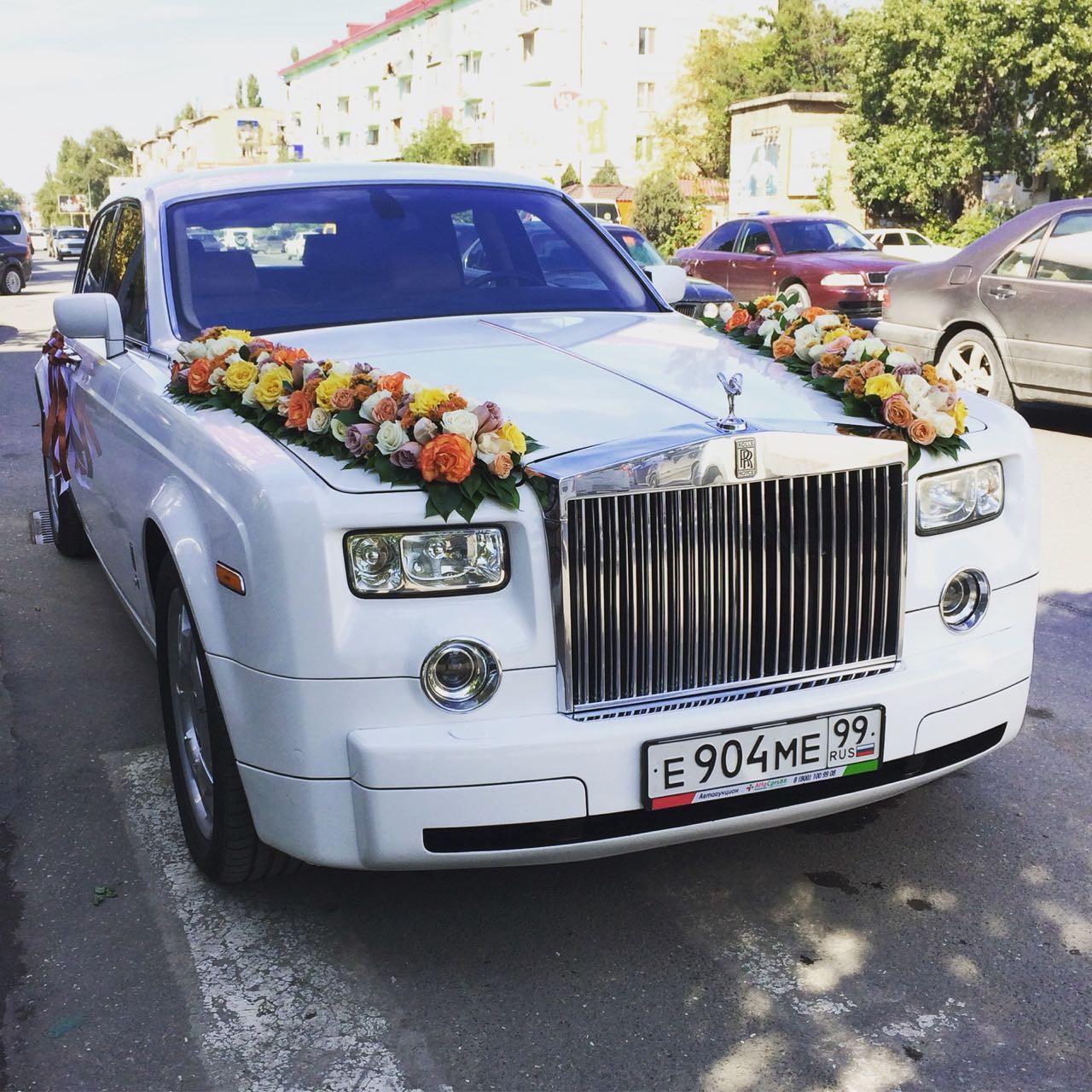 Аренда автомобиля с водителем на свадьбу. Свадебный Роллс Ройс. Свадебный кортеж Роллс Ройс. Rolls Royce Phantom свадебный. Свадебная машина Роллс Ройс.